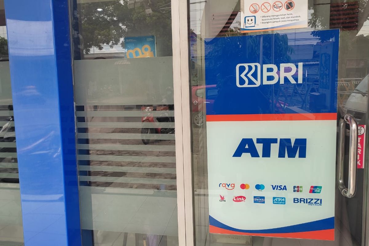 Ilustrasi cara tarik tunai di ATM BRI, baik cara mengambil uang di ATM dengan kartu maupun cara tarik tunai di ATM BRI tanpa kartu debit.