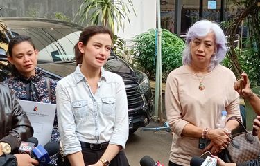 Kimberly Ryder dan ibunya, Irvina Zainal, saat ditemui di Komnas Perempuan, daerah Cikini, Jakarta Pusat, Selasan (8/10/2024). 