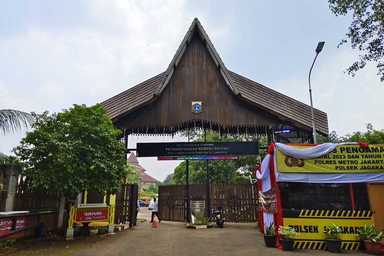 Gerbang masuk ke Perkampungan budaya Betawi Setu Babakan, Jakartaa Selatan, Jumat (29/12/2023). 