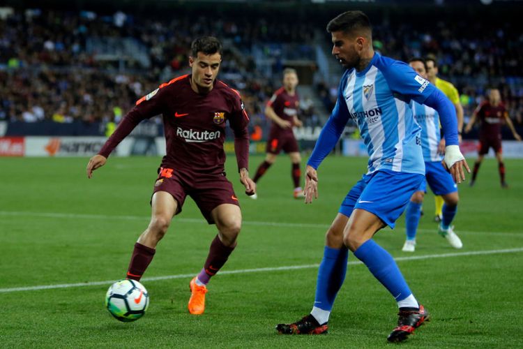 Philippe Coutinho dikawal ketat Samu Garcia saat Barcelona melawat ke markas Malaga, Stadion La Rosaleda, pada pertandingan pekan ke-30 Divisi Primera La Liga Spanyol, Sabtu (10/3/2018).