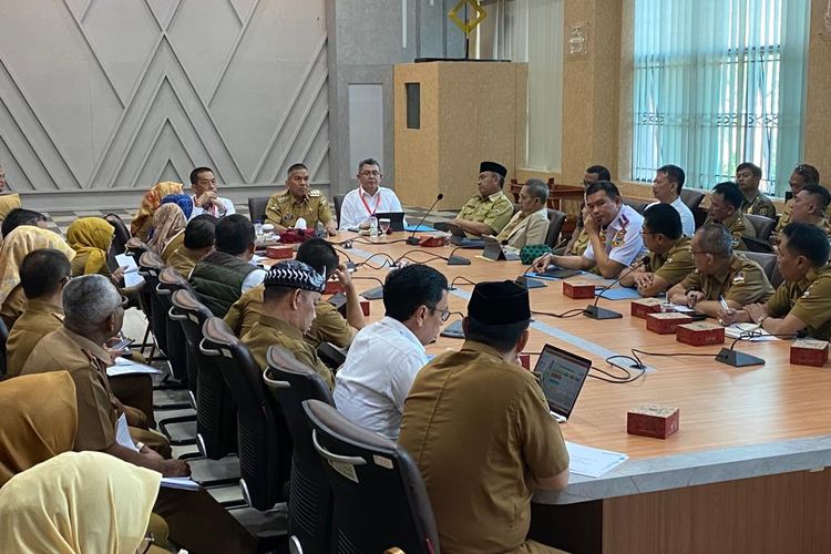 Penjabat (Pj) Bupati Bandung Barat Arsan Latief menginstruksikan Rapat Tim Anggaran Pemerintah Daerah (TAPD) untuk mengalokasikan anggaran sebesar Rp 60 miliar untuk pemenuhan kebutuhan pelayanan dasar yang bersifat mendesak.
