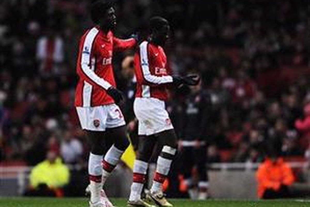 Emmanuel Adebayor memberi semangat kepada Emmanuel Eboue, ketika dia ditarik Arsene Wenger karena terus dihujat suporter.