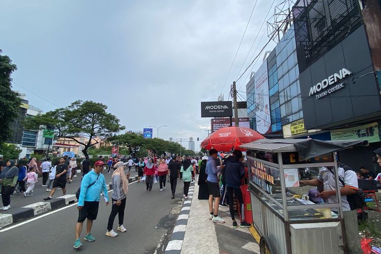 Pedagang Raup Untung Saat Berjualan di CFD Depok, 60 Porsi Sosis Bakar Ludes Terjual