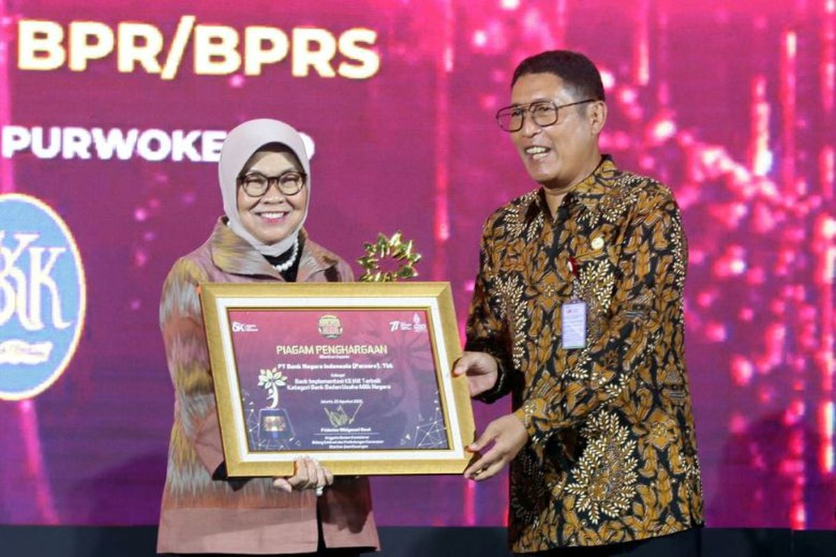Direktur Bisnis Konsumer BNI Corina Leyla bersama Kepala Eksekutif Pengawas Pasar Modal OJK Inarno Djajadi (kanan) dalam penyerahan penghargaan BNI sebagai Bank BUMN Dengan Implementasi KEJAR terbaik di Smesco, Jakarta, Selasa (23/8/2022). 

