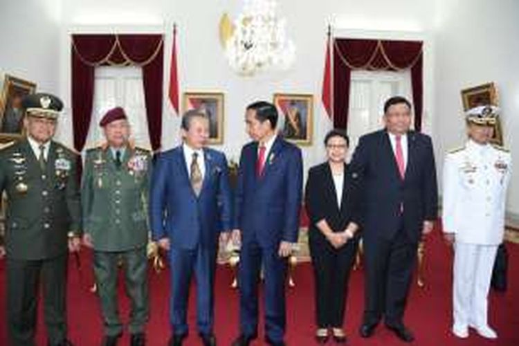 Presiden Joko Widodo didampingi Menteri Luar Negeri Retno Marsudi usai melakukan pertemuan trilateral dengan Filipina dan Malaysia di Gedung Agung, Yogyakarta, Kamis (5/5/2016).