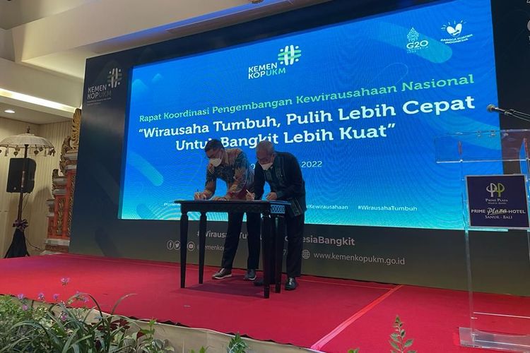 Penandatanganan Perjanjian Kerja Sama (PKS) antara BRSDM Kementerian KP  dengan Deputi Bidang Kewirausahaan Kemenkop UKM di Denpasar, Kamis (8/9/2022). PKS itu dilakukan untuk meningkatkan ekonomi masyarakat desa.