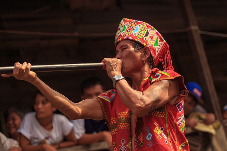 Sumpitan, Olahraga tradisional asal Kalimantan DOK. Shutterstock/Widhibek