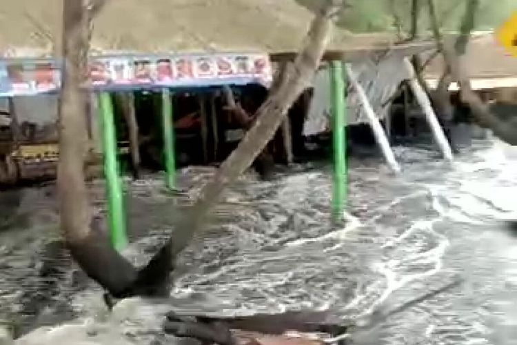 Ombak besar disertai banjir rob menerjang Pantai Serang, Kabupaten Blitar, Selasa-Rabu (12-13/3/2024)