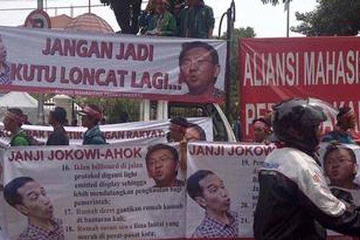 Pelantikan Joko Widodo (Jokowi)-Basuki Tjahaja Purnama diwarnai dengan demo oleh Aliansi Mahasiswa Peduli Jakarta (APMJ), Senin (15/10/2012).