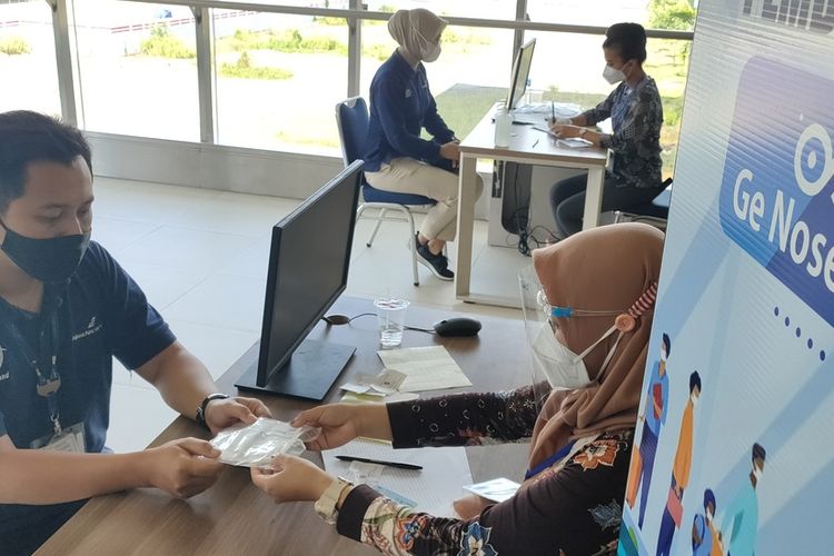 Pelaksanaan uji coba tes GeNose C19 dalam bilik di Bandar Udara Yogyakarta International Airport (YIA) di Kulon Progo, Daerah Istimewa Yogyakarta.