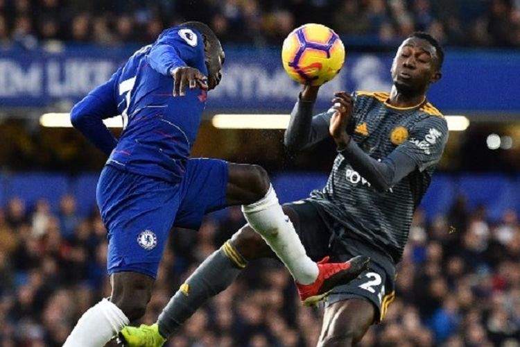 Ngolo Kante (kiri) sedang berebut bola dengan penyerang sayap Wilfred Ndidi pada laga Chelsea vs Leicester City dalam pekan ke-18 Liga Inggris di Stadion Stamford Bridge, 22 Desember 2018. 