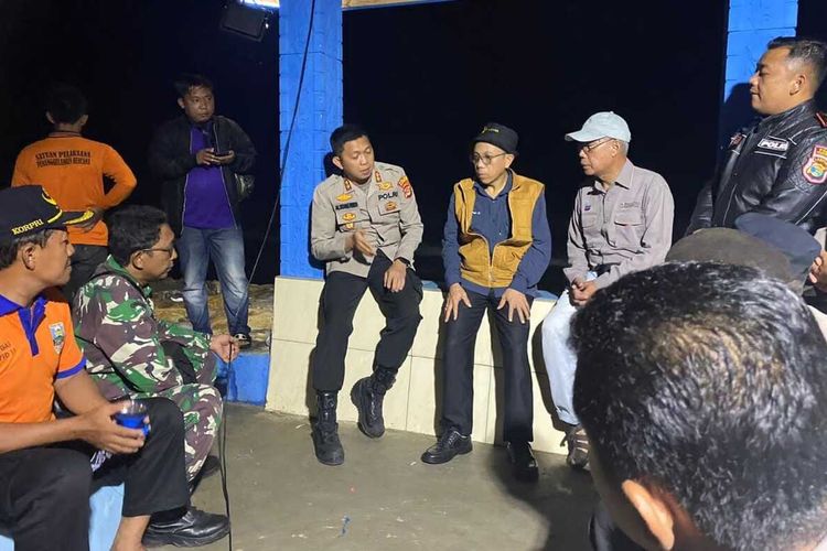 Rektor Itera Lampung Nyoman Pugeg Aryantha berkoordinasi dengan Tim SAR gabungan untuk melakukan pencarian mahasiswa yang hanyut terbawa ombak usai KKN di Pesisir Barat, Jumat (7/7/2023).