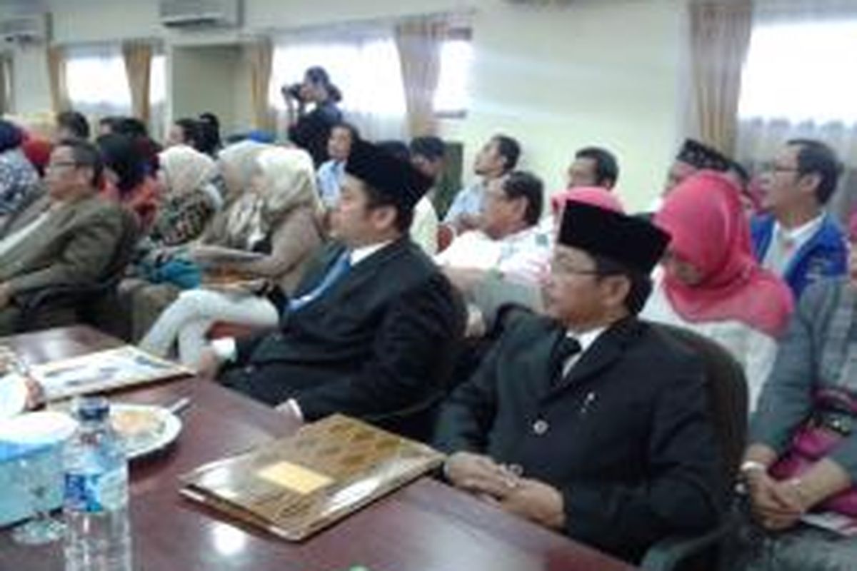 Pasangan calon wali kota dan wakil wali kota Tangerang Arief R Wismansyah (dua dari kanan) dan Sachrudin (kanan) menghadiri rapat paripurna istimewa penyampaian visi misi di Gedung DPRD Kota Tangerang, Rabu (14/8/2013).