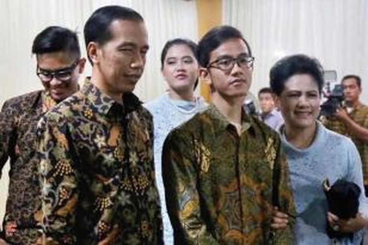 Presiden Joko Widodo dan Ibu Negara Iriana mendampingi putra sulungnya, Gibran Rakabuming Raka usai melaksanakan adat tembungan di rumah calon istrinya Selvi Ananda Putri di Sumber, Surakarta, Jawa Tengah,  Selasa (9/6/2015).