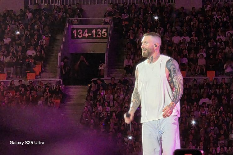 Ekspresi wajah Adam Levine yang ditangkap menggunakan kamera Samsung S25 Ultra dengan zoom telephoto 3x