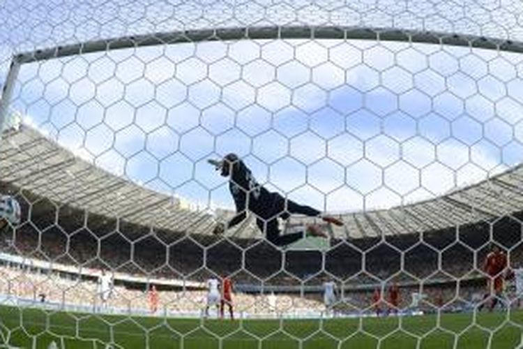 Bola hasil sundulan gelandang Belgia, Marouane Fellaini, masuk gawang Aljazair, pada pertandingan Grup H Piala Dunia, di Estadio Mineirao, Belo Horizonte, Selasa (17/6/2014).
