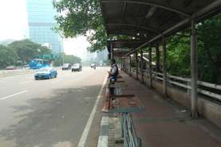 Depan Stasiun Sudirman, Jakarta Pusat, yang kini bersih dari ojek dan bus mangkal.
