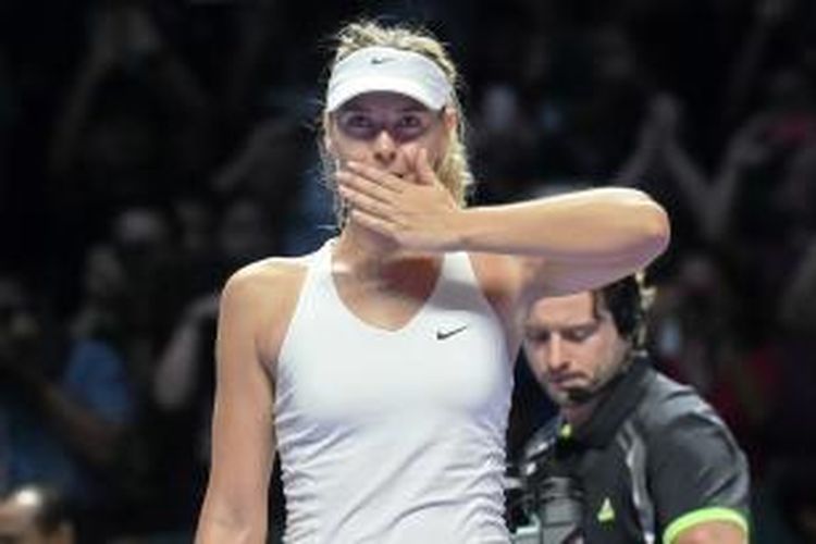 Petenis Rusia, Maria Sharapova, memberikan salam kepada penonton di National Indoor Arena setelah memenangi pertandingan melawan petenis Polandia, Agnieszka Radwanska, pada pertandingan babak penyisihan Grup Putih WTA Final, Jumat (24/10/2014).