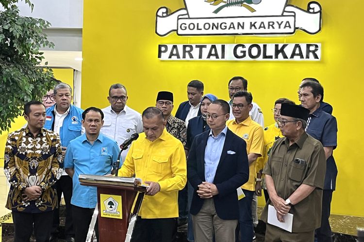 Sekretaris Jenderal (Sekjen) Partai Golkar Lodewijk F Paulus dalam konferensi pers di kantor Dewan Pimpinan Pusat (DPP) Partai Golkar, Slipi, Jakarta Barat, Rabu (20/9/2023). Sejumlah Sekjen dan elite Partai Politik Pendukung Prabowo Subianto berkumpul di Kantor DPP Partai Golkar.