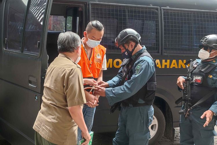 Tersangka V alias A (36) ditahan tim penyidik Gakkum KLHK karena diduga merusak Tahura Bukit Mangkol, Bangka Tengah.