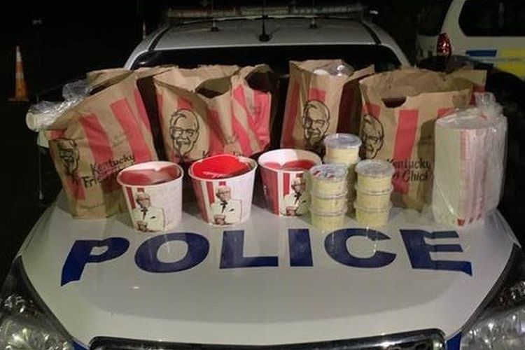 Makanan KFC yang disita polisi Auckland, Selandia Baru dari warga yang melanggar aturan lockdown Covid-19. [Dok. Polisi Selandia Baru Via BBC] 