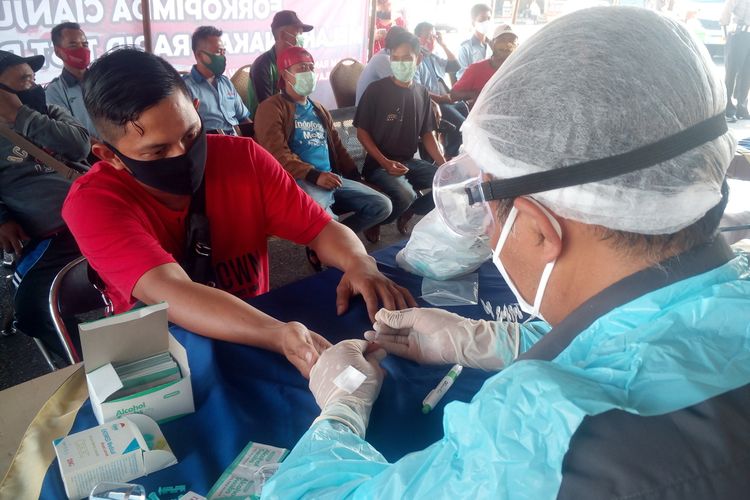 Seorang sopir bus di Kabupaten Cianjur, Jawa Barat, menjalani rapid test di area Terminal Pasirhayam, Rabu (8/7/2020). Dari 100 orang yang diperiksa, hasilnya non-reaktif