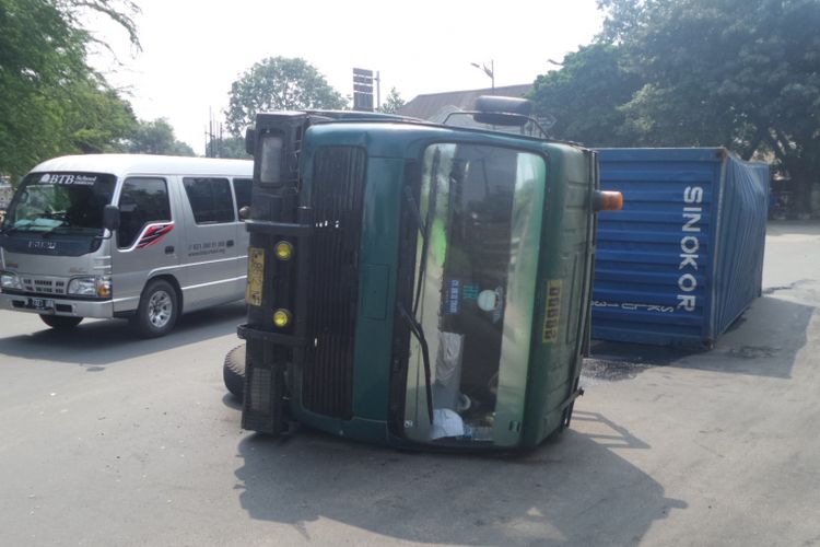 Truk trailer terguling di depan menara Syahbandar, Penjaringan, Jakarta Utara, Kamis (18/5/2017)