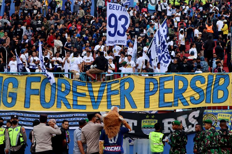 Sejumlah suporter Persib Bandung menyaksikan pertandingan pekan ke-9 Liga 1 2022-2023 melawan Arema FC yang berakhir dengan skor 1-2 di Stadion Kanjuruhan Kepanjen, Kabupaten Malang, Minggu (11/9/2022) sore.