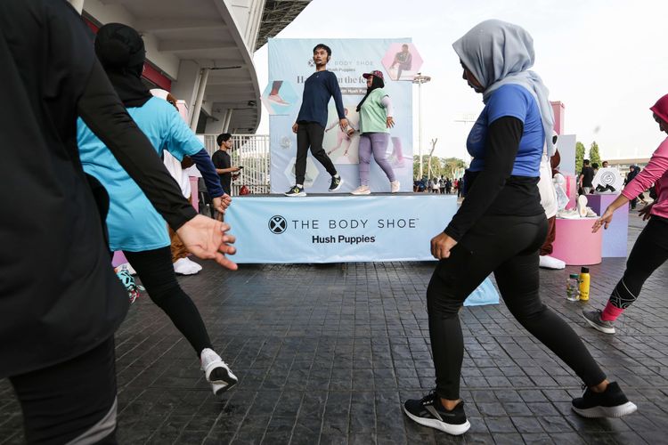 Zumba bersama dalam rangka peluncuran koleksi terbaru sepatu Hush Puppies ''The Body Shoe'' di Stadion Gelora Bung Karno, Jakarta, Minggu (26/6/2022).
The Newest Body Shoe hadir dengan design yang lebih fresh dan dilengkapi 3 fitur teknologi untuk mengurangi tekanan pada kaki dan keseluruhan
tubuh kita.