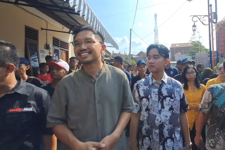 Mirip Gaya Gibran Saat Jadi Wali Kota Solo, Gusti Bhre Bagi-bagi Buku Saat Blusukan
