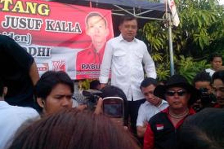 Calon wakil presiden Jusuf Kalla saat kampanye di Jalan Lebak Wangi, RT 003/04, Kelurahan Mekarsari, Kecamatan Neglasari, Kota Tangerang, Banten, Senin (23/6/2014). 