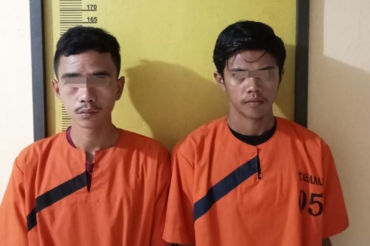 Dua pelaku pencuri, AP dan AS saat diamankan di Polsek Peranap, Kabupaten Indragiri Hulu, Riau, Senin (5/6/2023).