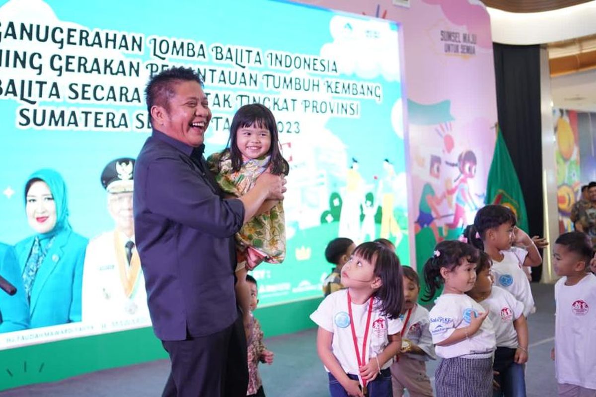 Gubernur Sumsel Herman Deru menghadiri acara Launching Gerakan Pemantauan Tumbuh Kembang Bayi/Balita Serentak Tingkat Provinsi Sumsel Tahun 2023 di Palembang Indah Mall (PIM), Kamis (13/7/2023).