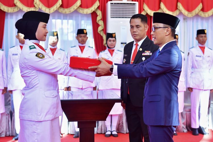 Penjabat (Pj) Gubernur Sulawesi Selatan (Sulsel) Zudan Arif Fakrulloh memastikan bahwa anggota Pasukan Pengibar Bendera Pusaka (Paskibraka) yang bertugas pada upacara peringatan Hari Ulang Tahun (HUT) ke-79 Republik Indonesia (RI) di daerahnya dapat tetap mengenakan hijab.