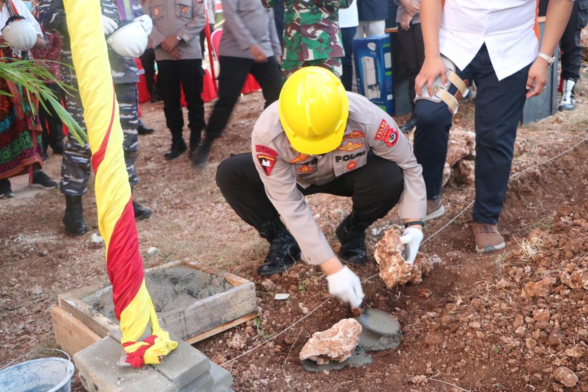 Pembangunan 396 unit rumah untuk ASN dan Anggota Polda NTT ditandai dengan peletakan baru pertama oleh Kapolda NTT Irjen Pol Lotharia Latif di Perumahan Bhayangkara Sejahtera Land Matani, Kabupaten Kupang, Jumat (04/06/2021).
