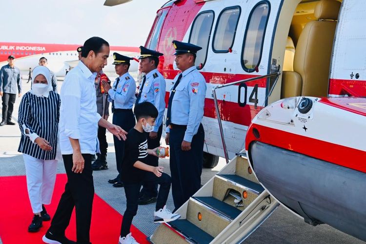 Presiden Joko Widodo dan Ibu Iriana Jokowi mengajak cucunya, Jan Ethes Srinarendra, dalam kunjungan kerja ke provinsi Nusa Tenggara Barat, Selasa (20/6/2023).