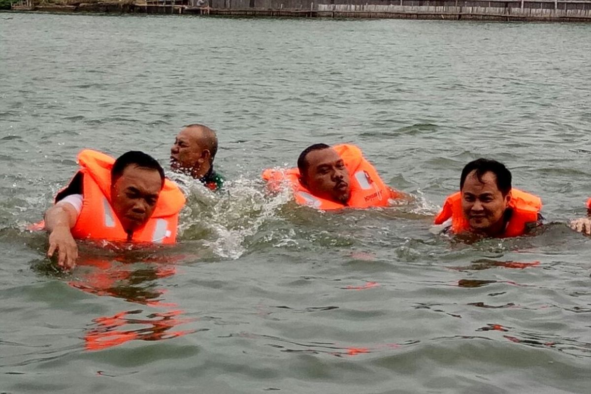 Walikota Jakarta Utara Husein Murad mencoba kualitas air danau Sunter, Minggu (14/1/2018).