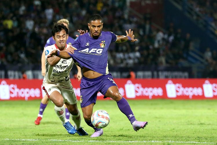 Pemain Persik Kediri Renan Silva dijaga ketat pemain Bali United M Luthfi Kamal pada laga pekan ke-24 Liga 1 2023-2024 yang berakhir dengan skor 1-0 di Stadion Brawijaya Kediri, Jawa Timur (5/2/2023) malam.