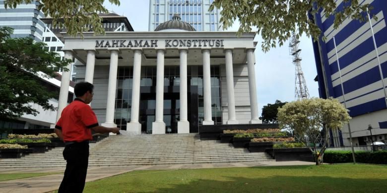 Aktivitas di Mahkamah Konstitusi - Pekerja meyirami rumput taman di halaman gedung Mahkamah Konstitusi (MK), Jakarta, Kamis (31/7/2014). MK akan menggelar sidang perdana Perselisihan Hasil Pemilihan Umum Presiden-Wakil Presiden 2014 pada 6 Agsutus mendatang.