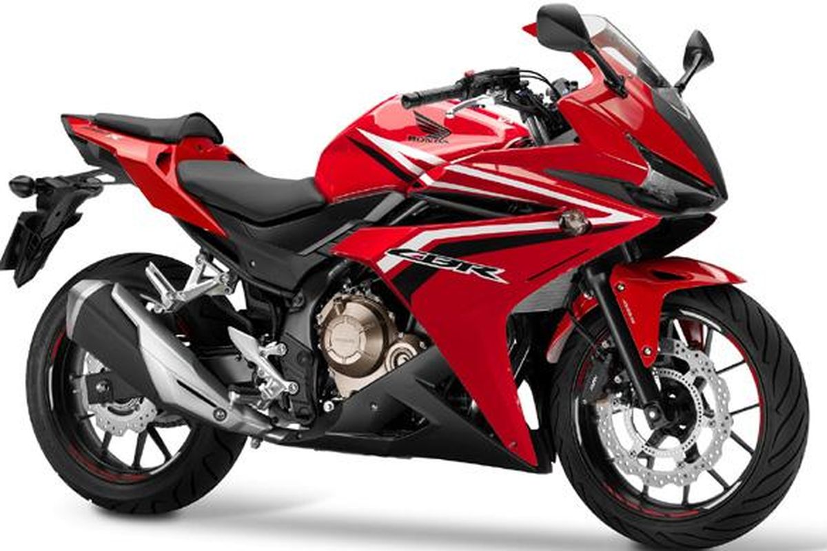 Honda CBR500R warna merah.