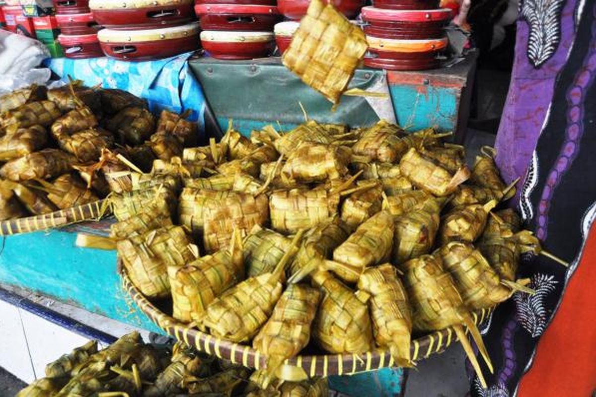 Kupat Keteg, kuliner tradisional khas Desa Giri, Gresik, yang dikenal dengan cita rasa gurih khas berkat penggunaan air keteg.