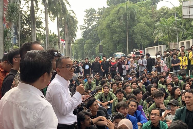Menteri Brian Temui Massa Mahasiswa yang Demo di Depan Gedung Kemendikti Saintek