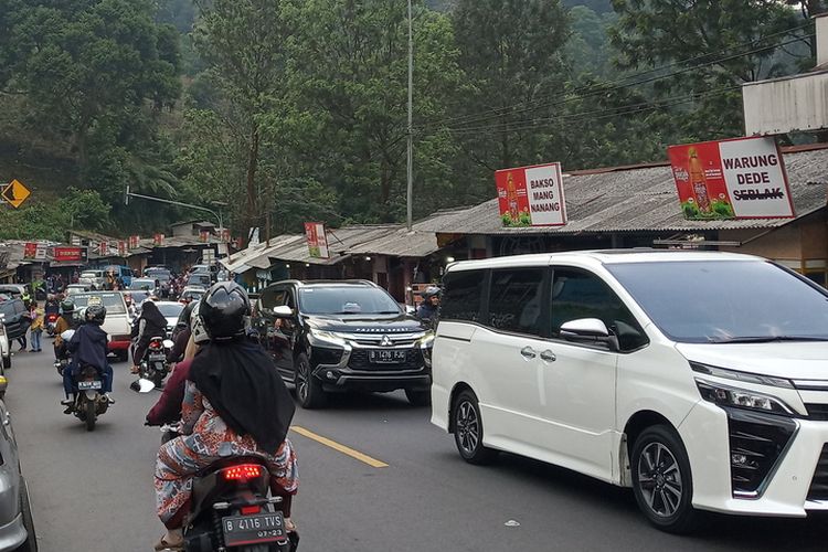 Sejumlah kendaraan mengular di Jalur Puncak Bogor dari arah Gunung Mas sampai Masjid AttaAwun, Bogor, Minggu (14/6/2020).