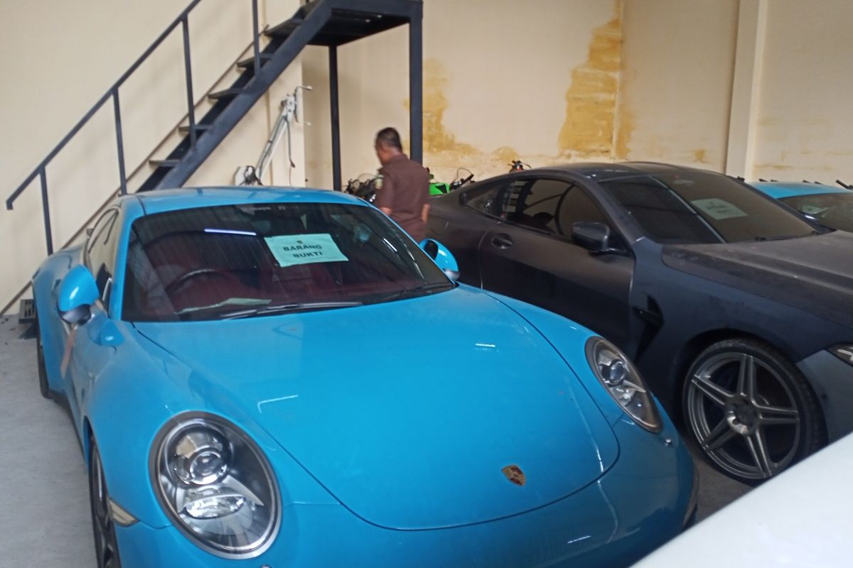 Sejumlah Barang bukti kasus dugaan penipuan aplikasi Quotex yang melibatkan Doni Salmanan Crazy Rich asal Soreang, Kabupaten Bandung, Jawa Barat berhasil diamankan di Kejari Bale Bandung pada Selasa (5/7/2022).