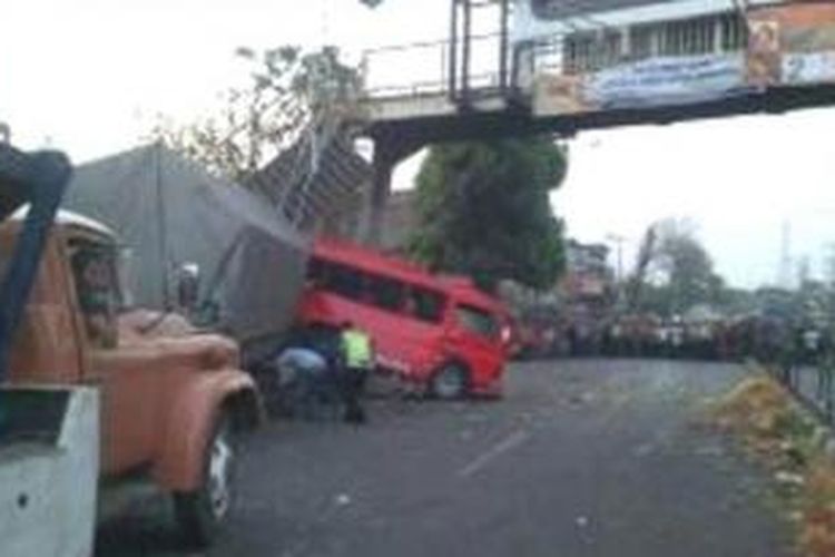 Diduga karen rem blong, sebuah minibus dan truk menghantam jembatan penyebarangan di depan Pasar Babadan di Karangjati, Kabupaten Semarang, Selasa (24/9/2013) sore. 