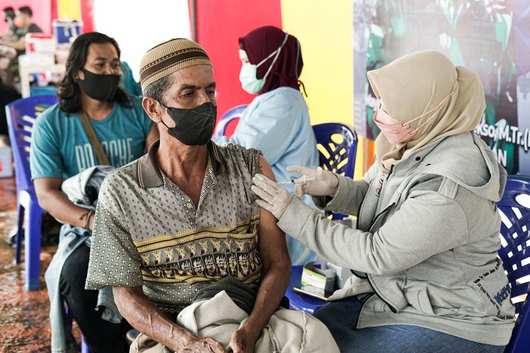 YLAM mengadakan vaksin gotong royong Covid-19 untuk warga yang bermukim di area pascatambang MMS Group. 