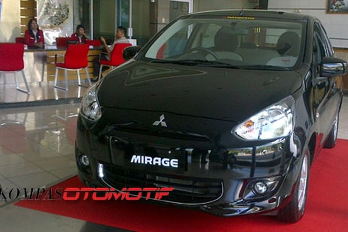 Mitsubishi Mirage yang dipajang di dealer PT Pekan Perkasa Berlian Motor, Pekanbaru, Riau.