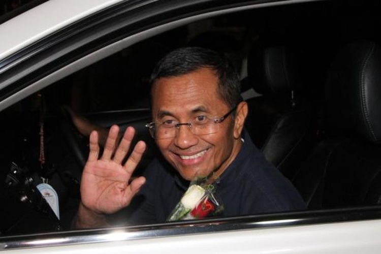 Mantan Dirut PLN Dahlan Iskan keluar dari Ruang Pidana Khusus Kejaksaan Tinggi Jakarta usai menjalani pemeriksaan oleh Kejati Jakarta, Selasa (16/6/2015). Dahlan dijadikan tersangka oleh Kejati Jakarta terkait kasus dugaan korupsi pengadaan gardu induk PLN Jawa, Bali, dan Nusa Tenggara.