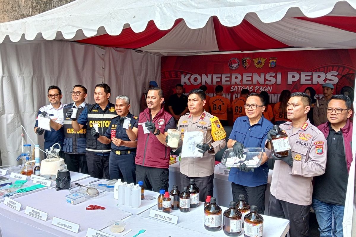 Direktur Tindak Pidana Narkoba Mabes Polri, Brigjen Pol Mukhti Juharsa dan Wakapolda Sumut, Brigjen Pol Rony S dan pejabat lainnya menunjukkan barang bukti yang disita dari rumah pasutri di Medan yang memproduksi ekstasi di rumahnya di Jalan Jumhana, Kelurahan Sukarame 2, Kecamatan Medan Area Kota Medan. Kedua pasutri ditangkap bersama empat pelaku lain. Dua orang kini buron.