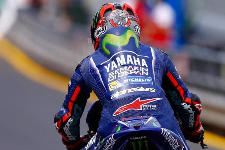 Pebalap Movistar Yamaha asal Spanyol, Maverick Vinales, memacu motornya pada hari kedua tes pramusim MotoGP 2017 di Sirkuit Phillip Island, Australia, Kamis (16/2/2017).